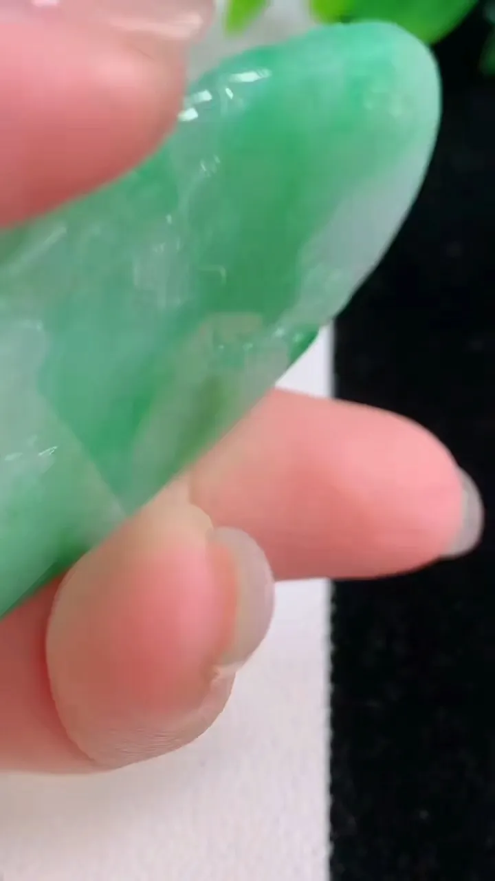 天然A货翡翠山水牌吊坠，尺寸61.2-34.5-6.2，重量:29.63g
12月1日