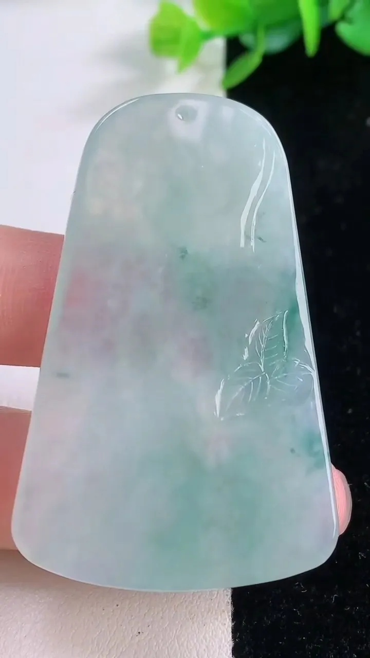 天然A货翡翠冰种飘花大日如来吊坠，尺寸54.4-34-5，重量:20.00g
12月1日