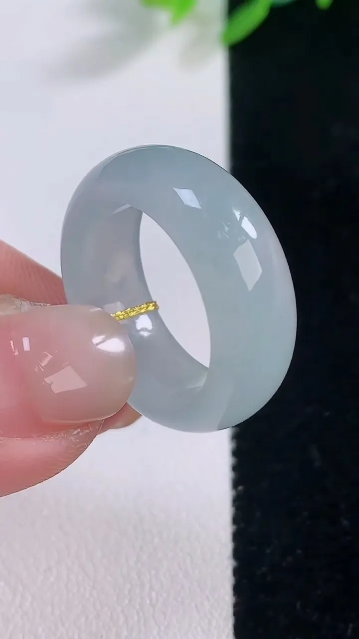 天然A货翡翠指环 戒指，尺寸17.7-7.7-3.6，重量:6.27g2025年12月1日
工厂直销收藏佳品,种好水足，色泽均匀，有种有色，上手高大气！