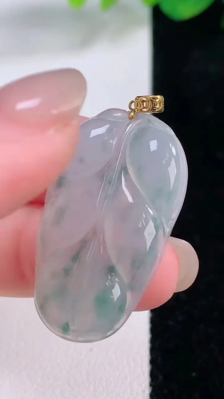 天然A货翡翠种飘花金枝玉叶 叶子吊坠，尺寸33-20-3.7，重量:4.64g
12月1日