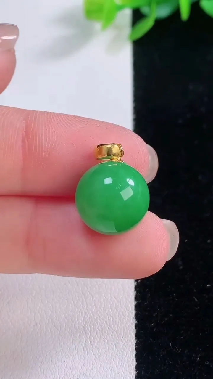 天然A货翡翠圆珠吊坠，尺寸12.2，重量:3.44g
12月1日