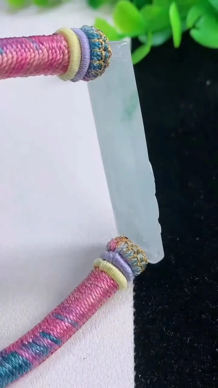 天然A货翡翠冰种飘花如意手牌 手绳，尺寸49.6-12.2-5.3，重量:21.55g
12月1日