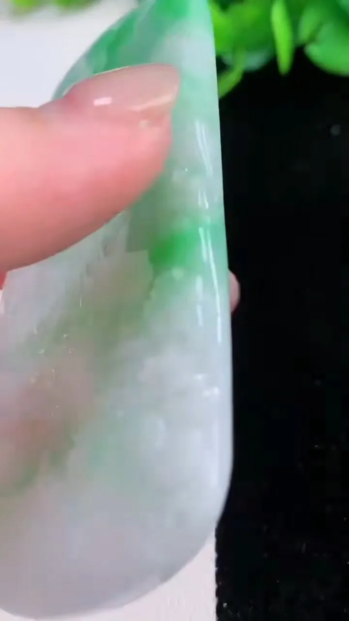 天然A货翡翠山水牌吊坠，尺寸76-47.3-5，重量:44.22g
12月1日