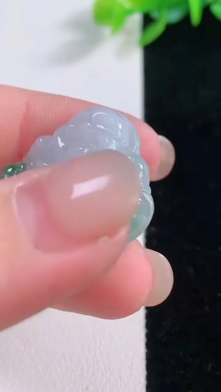 天然A货翡翠冰种飘花佛公吊坠，尺寸24.3-26.5-5.4，重量:5.28g
12月1日