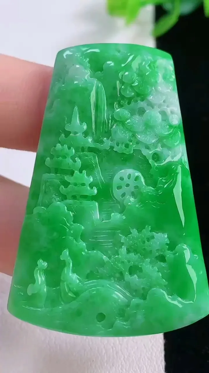 天然A货翡翠山水牌吊坠，尺寸48.5-33-5.6，重量:19.94g
12月1日