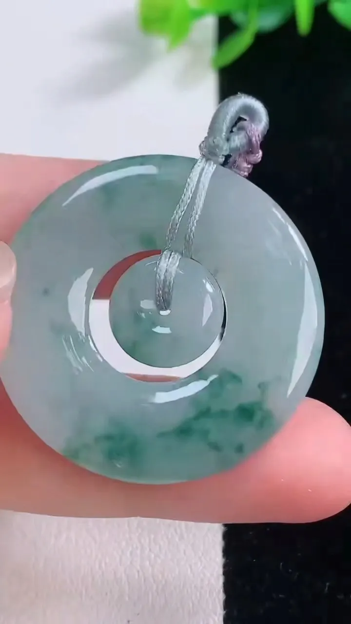 天然A货翡翠冰种飘花母子平安扣吊坠，尺寸34.2-4，重量:10.73g
12月1日