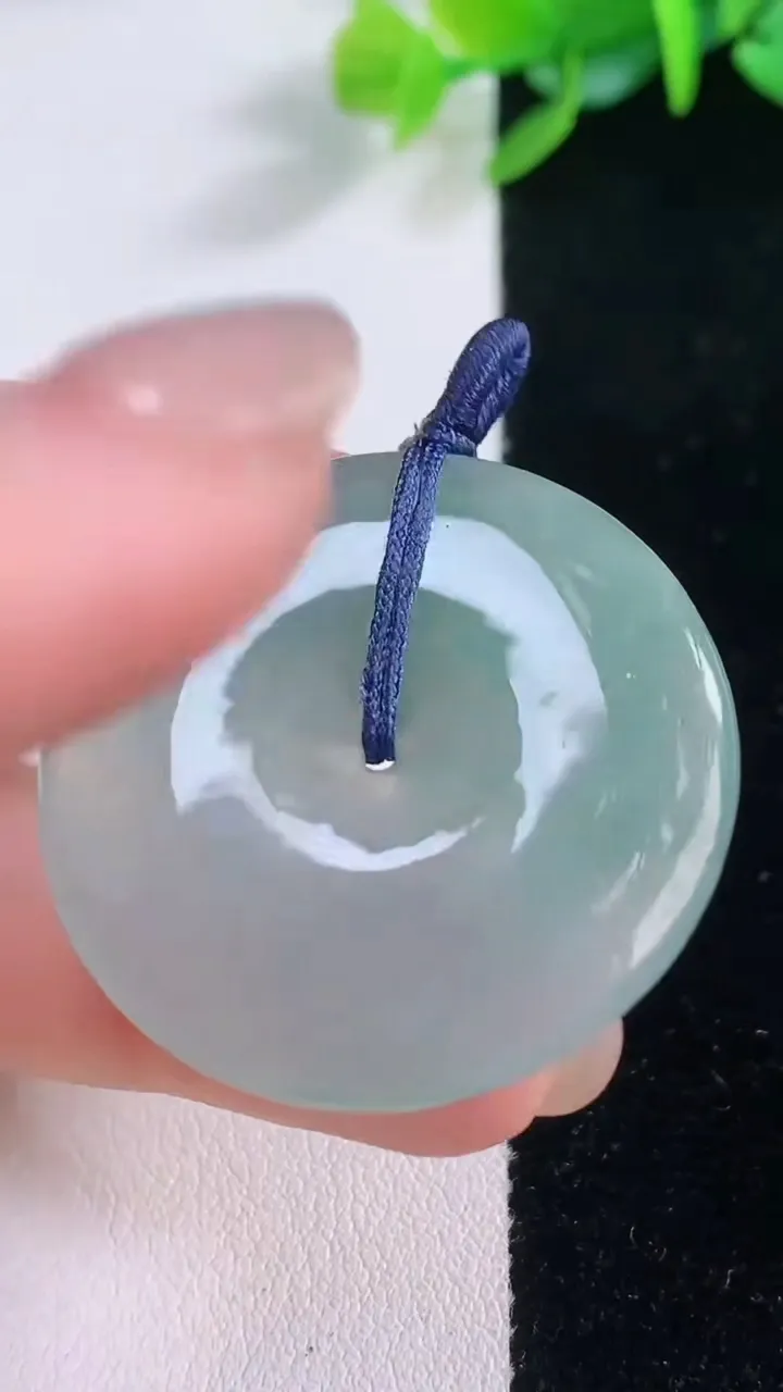 天然A货翡翠平安扣吊坠，尺寸33.6-4.5，重量:11.37g
12月1日