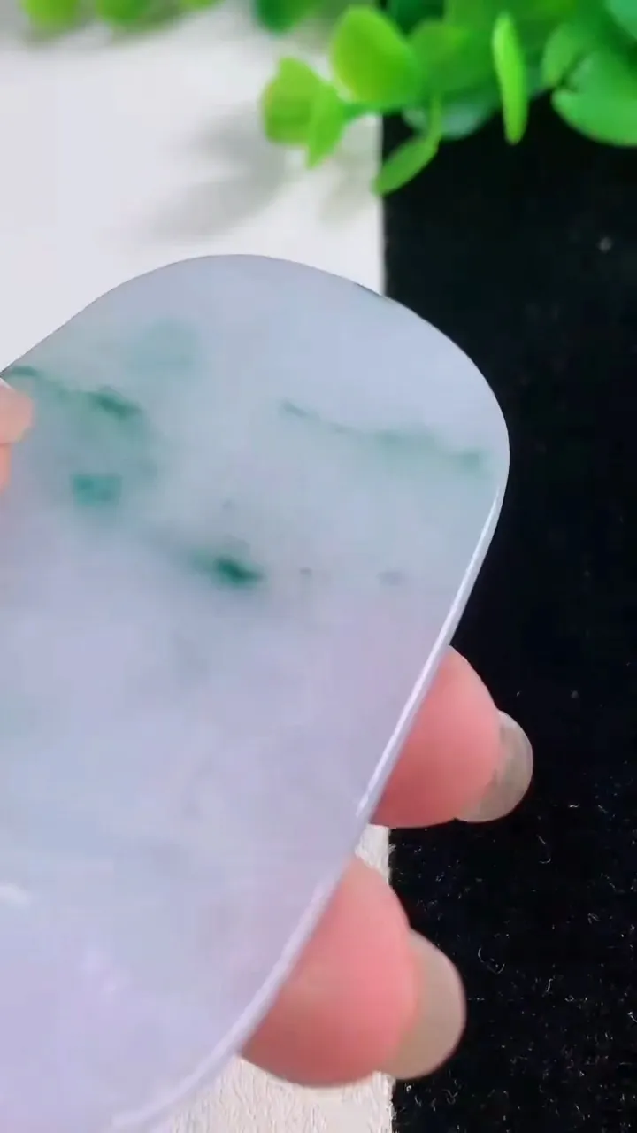 天然A货翡翠冰种飘花观音菩萨吊坠，尺寸69.5-42-4.7，重量:31.65g
12月1日