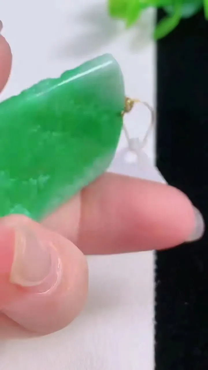 天然A货翡翠山水牌吊坠，尺寸37.6-26.6-4，重量:9.84g
12月1日