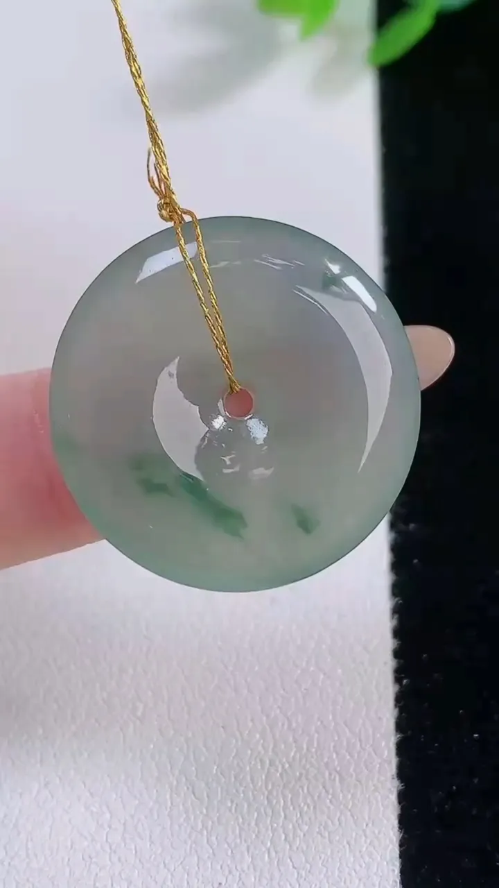 天然A货翡翠冰种飘花平安扣吊坠，尺寸25.6-4.3，重量:5.86g
12月1日