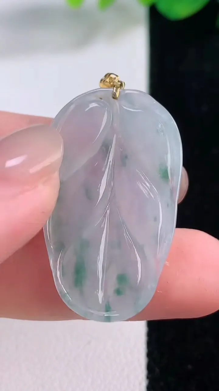 天然A货翡翠种飘花金枝玉叶 叶子吊坠，尺寸33-20-3.7，重量:4.64g
12月1日