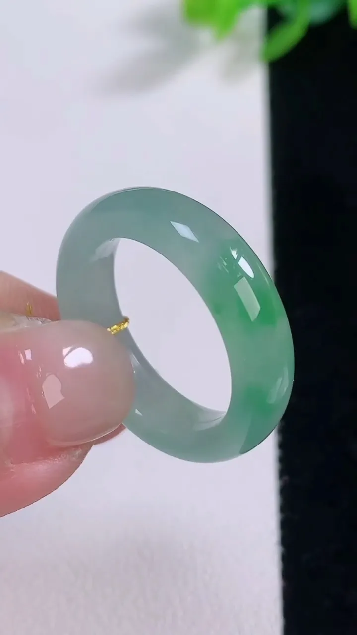 天然A货翡翠指环 戒指，尺寸18-5.6-3.3，重量:4.26g2025年12月1日
工厂直销收藏佳品,种好水足，色泽均匀，有种有色，上手高大气！