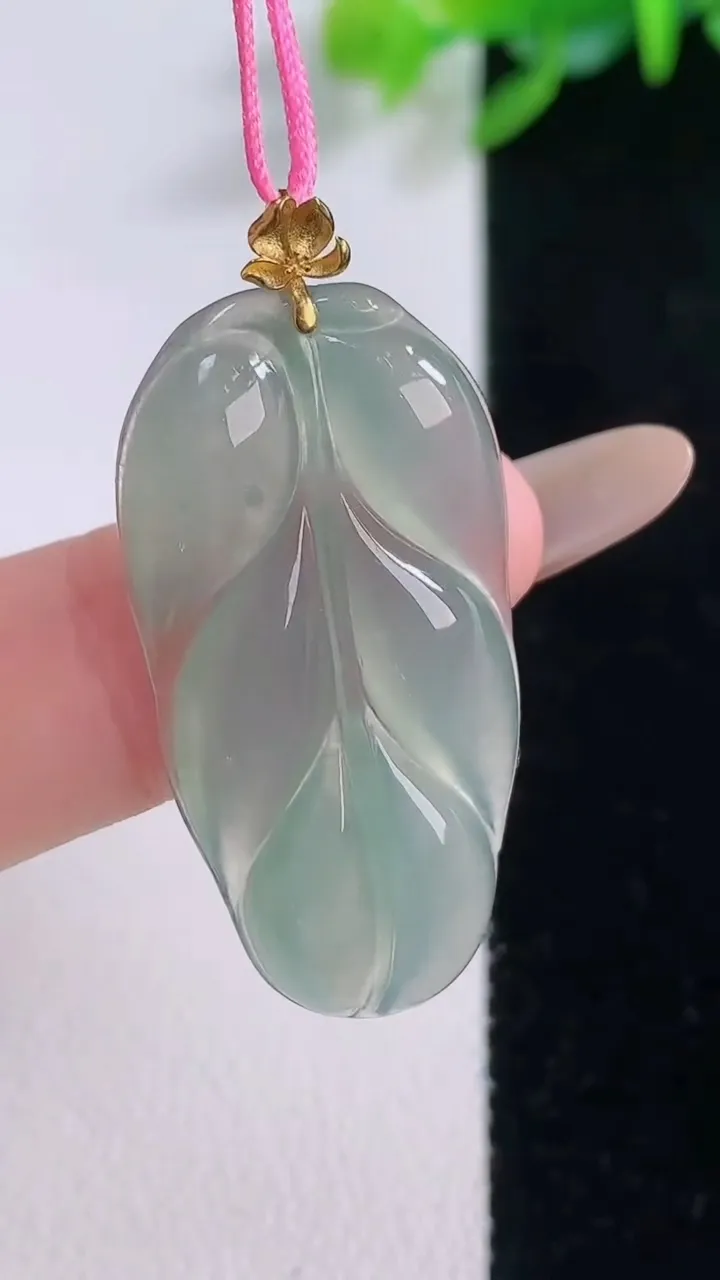 天然A货翡翠金枝玉叶 叶子吊坠，尺寸34.5-17.6-3.6，重量:4.20g
12月1日