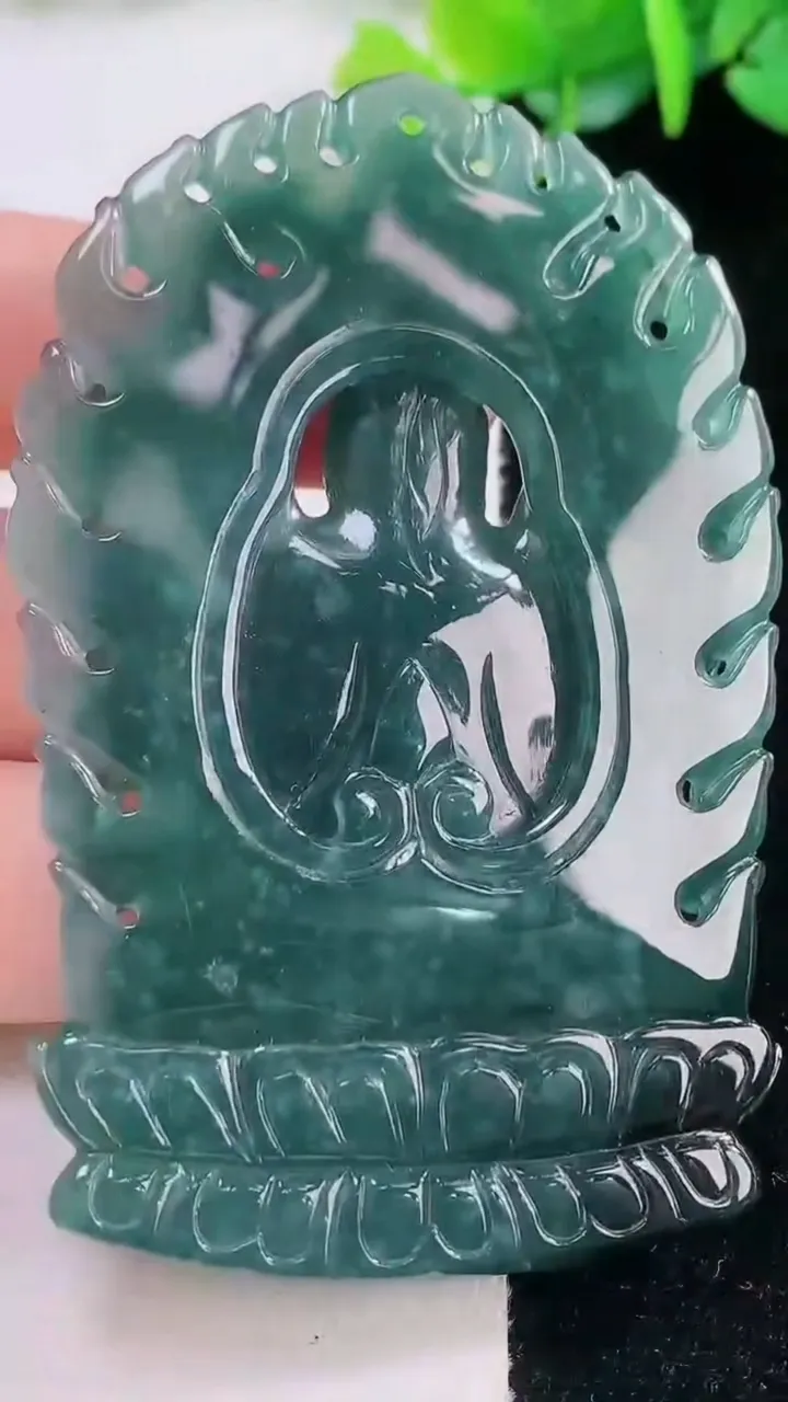 天然A货翡翠千手观音菩萨吊坠，尺寸69.2-45.2-7.8，重量:46.31g
12月1日