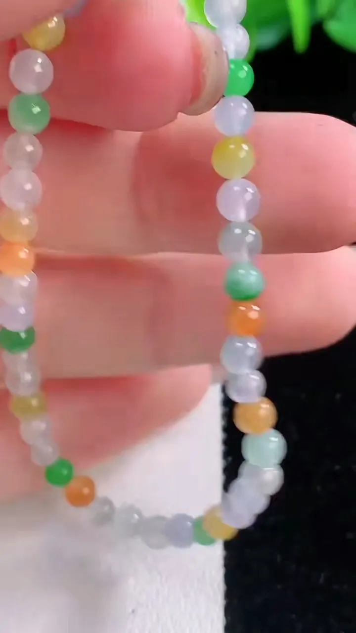 天然A货翡翠种三彩小米圆珠手串45颗，尺寸3.8，重量:4.50g12月1日
工厂直销收藏佳品,种好水足，色泽均匀，有种有色，上手高大气！