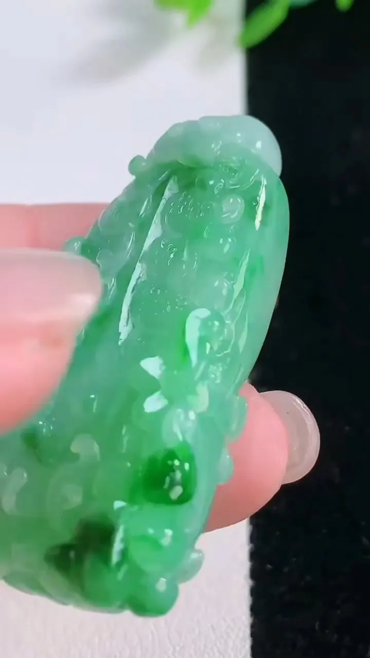 天然A货翡翠白菜吊坠，尺寸45-27.4-9.6，重量:22.88g
12月1日