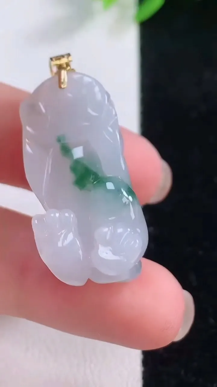 天然A货翡翠种飘花貔貅吊坠，尺寸31.4-15-12.4，重量:12.10g
12月1日