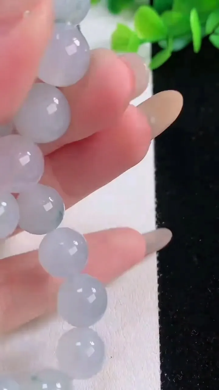 天然A货翡翠种飘花圆珠手串19颗，尺寸10.4，重量:37.84g12月1日
工厂直销收藏佳品,种好水足，色泽均匀，有种有色，上手高大气！