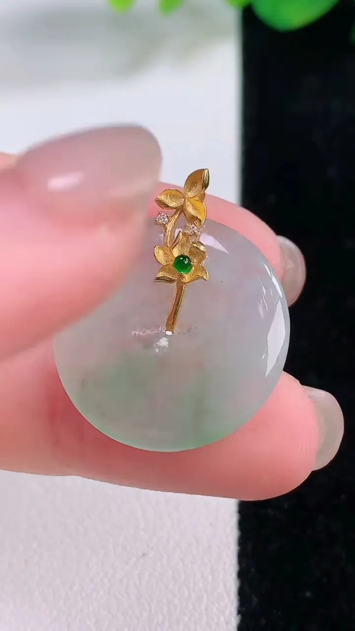 天然A货翡翠平安扣吊坠，尺寸21.6-3，重量:3.39g
12月1日