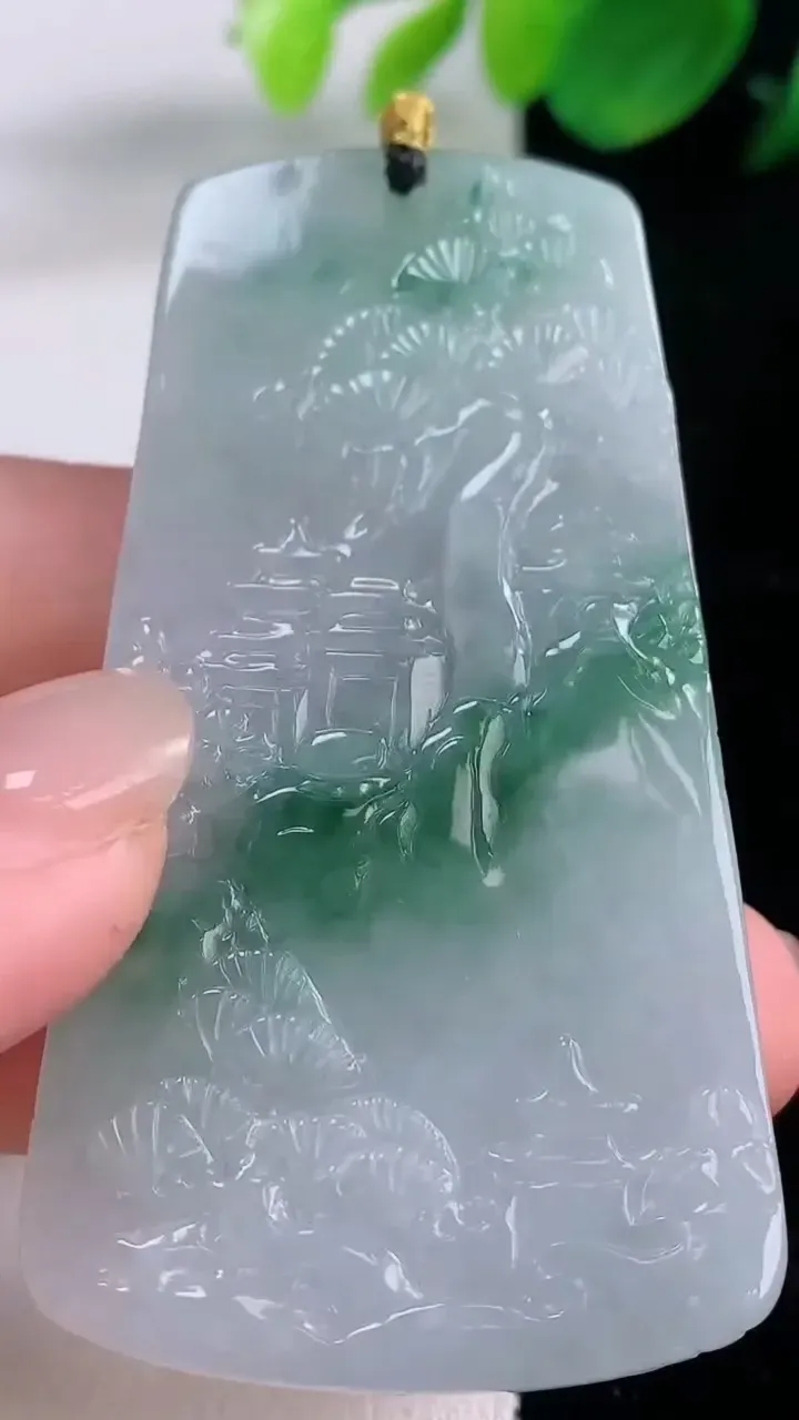 天然A货翡翠牌吊坠，尺寸61.7-33.2-6.2，重量:29.53g
12月1日