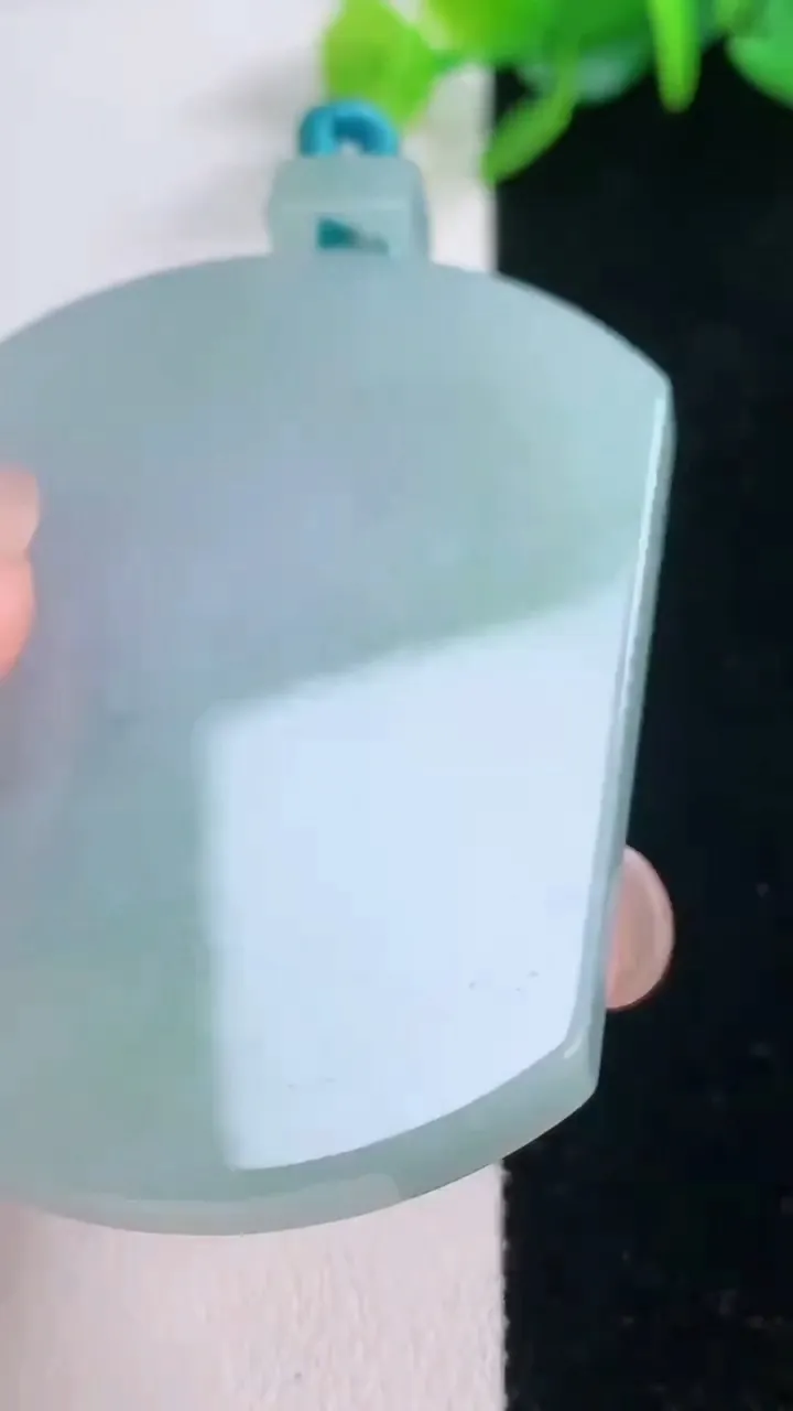 天然A货翡翠无事牌吊坠，尺寸52-38.5-5.5，重量:34.02g
12月1日