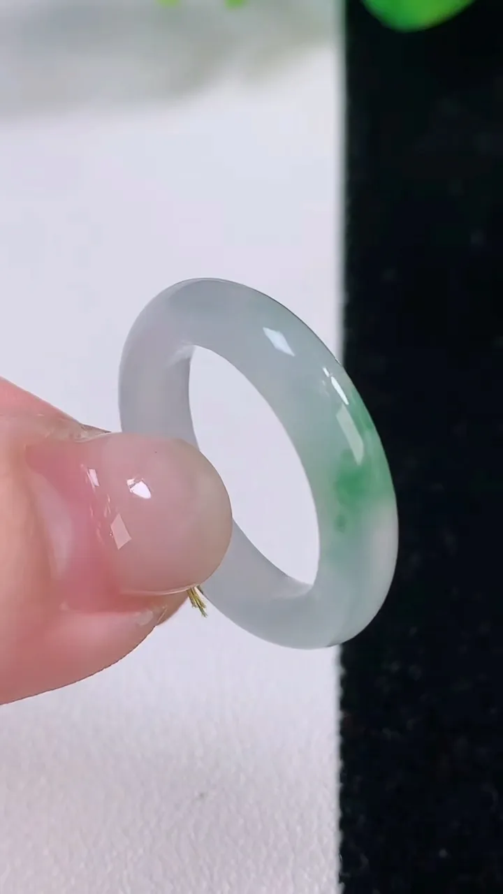 天然A货翡翠冰种飘花指环戒指，尺寸17.5-4.5-3.5，重量:3.47g2025年12月1日
工厂直销收藏佳品,种好水足，色泽均匀，有种有色，上手高大气！