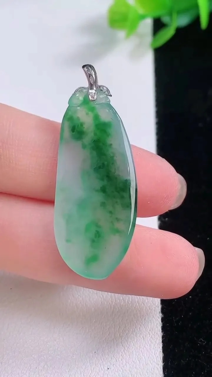 天然A货翡翠花福瓜吊坠，尺寸34.8-15-4.4，重量:4.79g
12月1日
