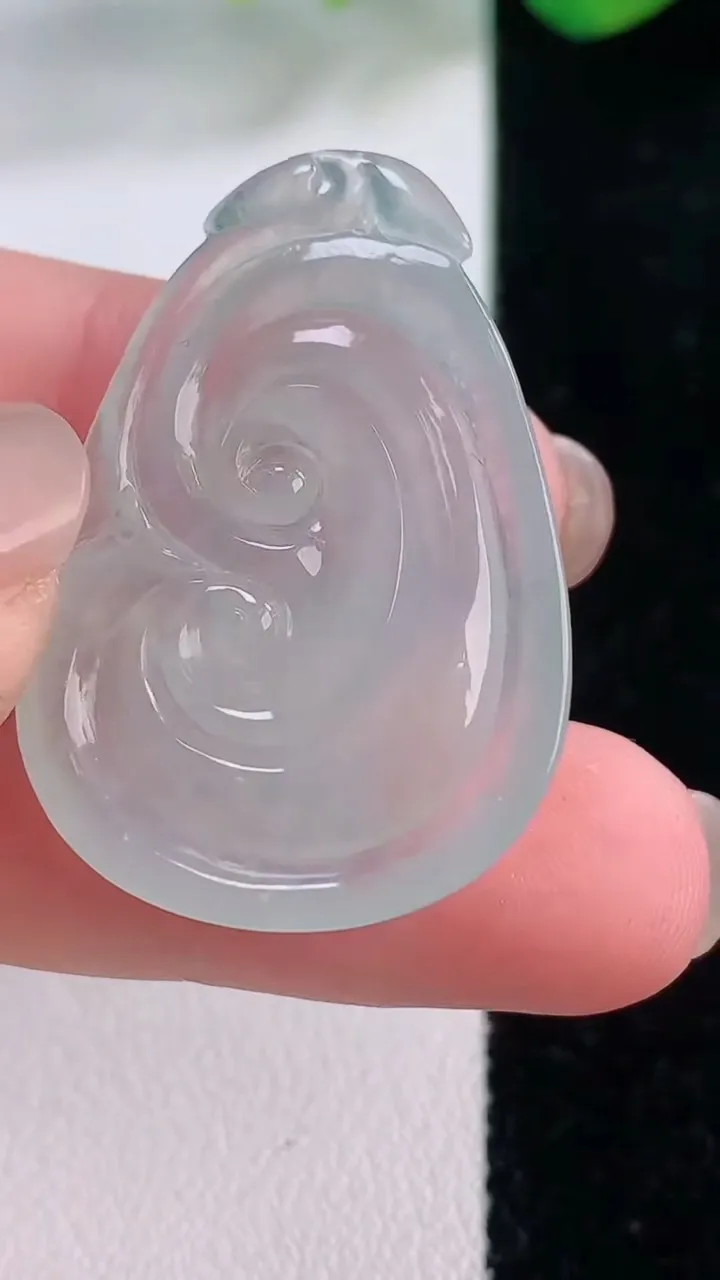 天然A货翡翠如意吊坠，尺寸34-23.8-5.3，重量:6.32g
12月1日