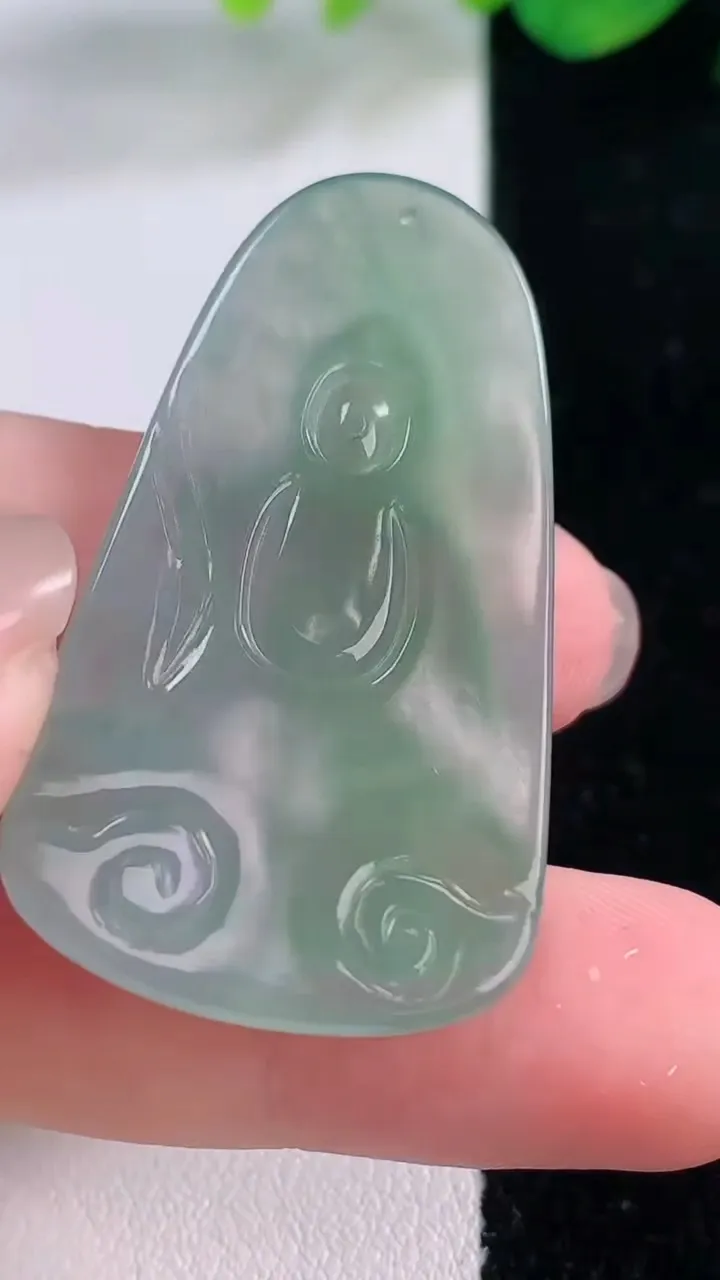 天然A货翡翠大日如来吊坠，尺寸42.6-24.5-4.8，重量:10.28g
12月1日