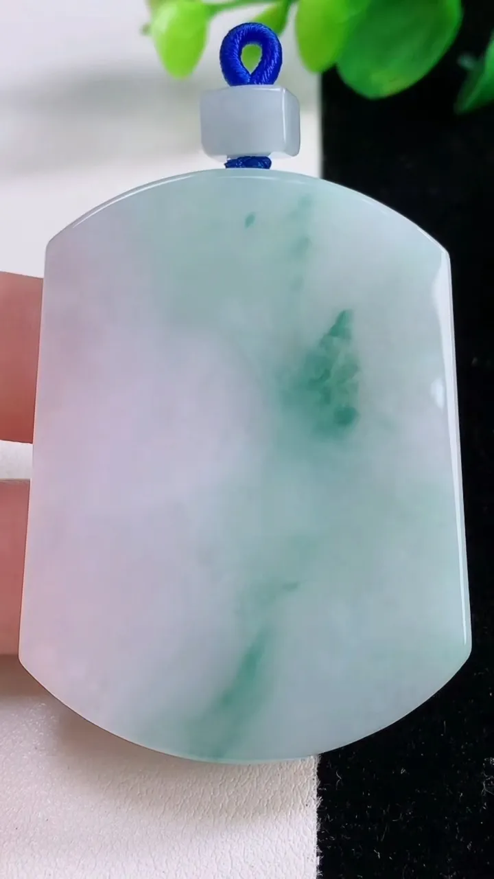 天然A货翡翠飘花无事牌吊坠，尺寸53.6-40.3-5.5，重量:36.62g
12月1日