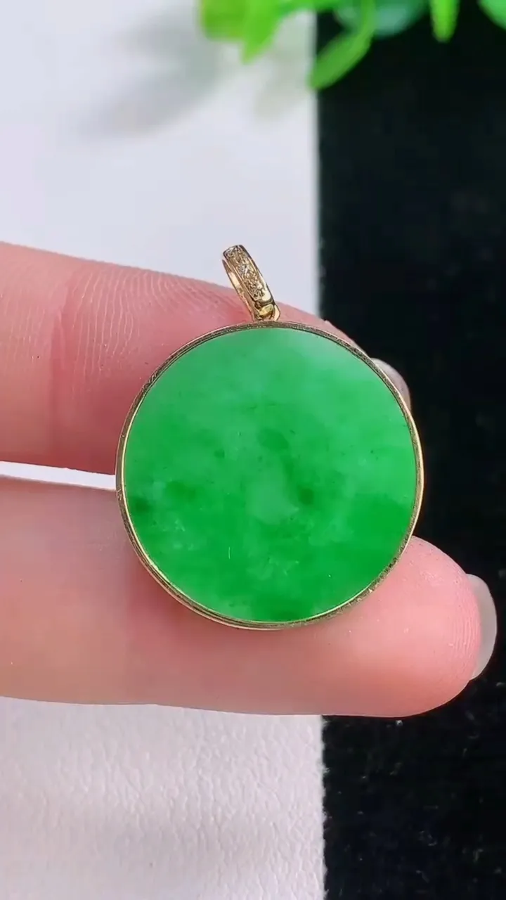 天然A货翡翠无事牌吊坠，尺寸20.7-1.8，重量:2.38g
12月1日