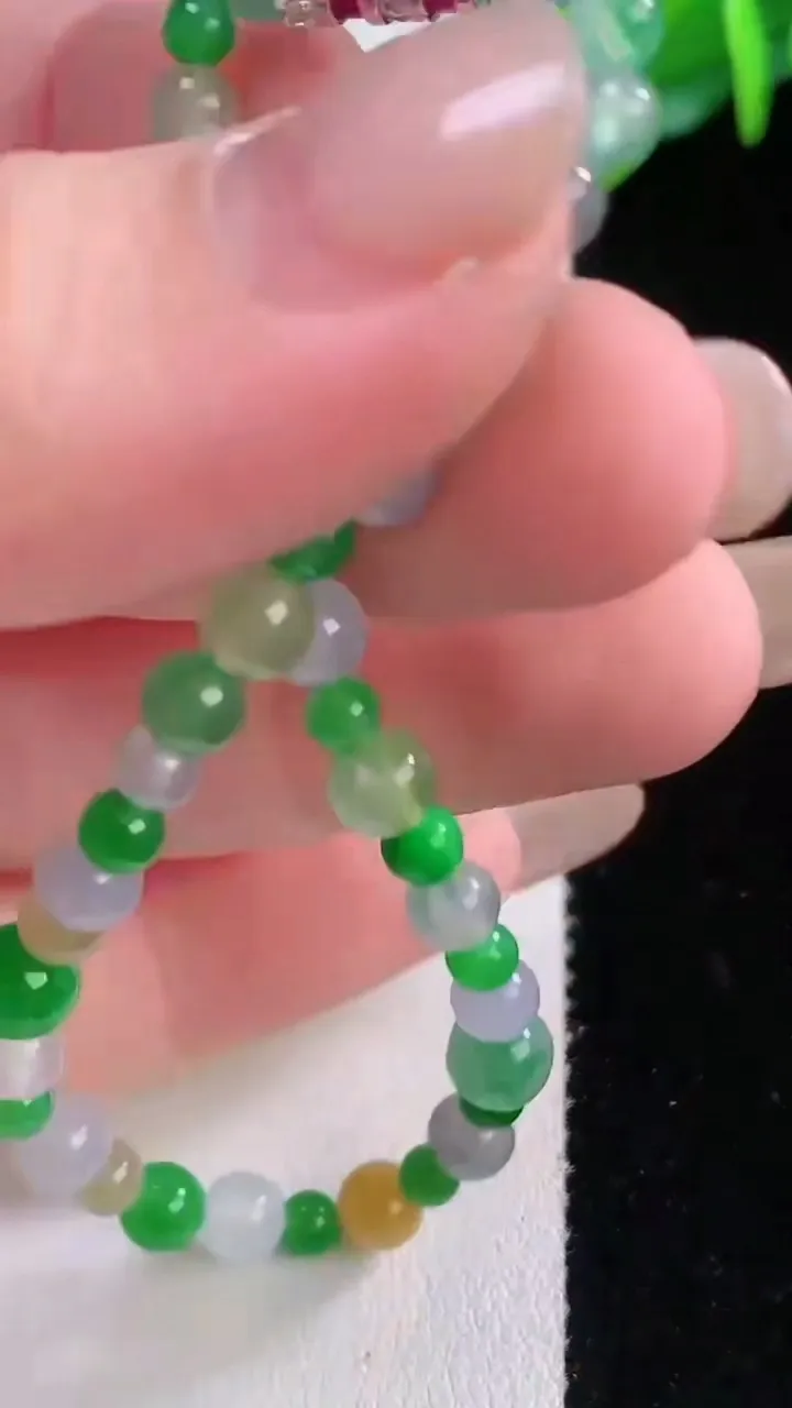天然A货翡翠种三彩小米圆珠手串42颗，尺寸5.5，重量:6.69g12月1日
工厂直销收藏佳品,种好水足，色泽均匀，有种有色，上手高大气！