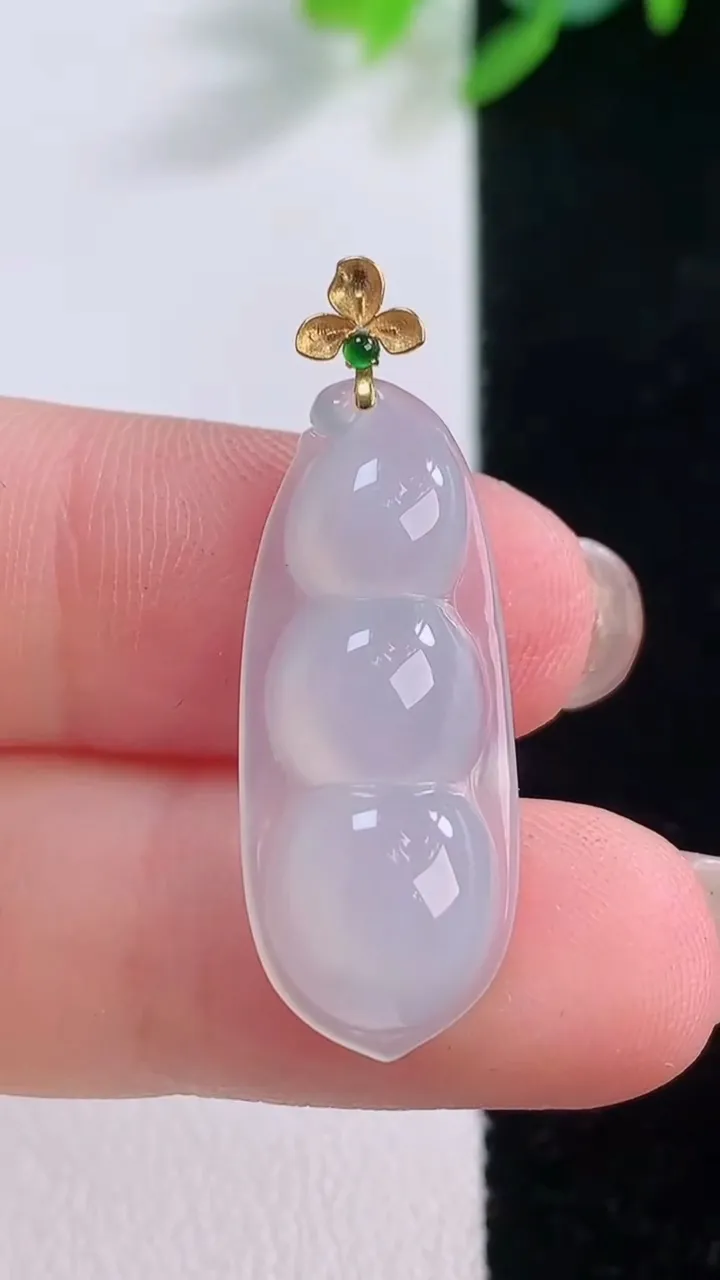 天然A货翡翠种白冰福豆吊坠，尺寸27-11.4-5.3，重量:2.52g
12月1日