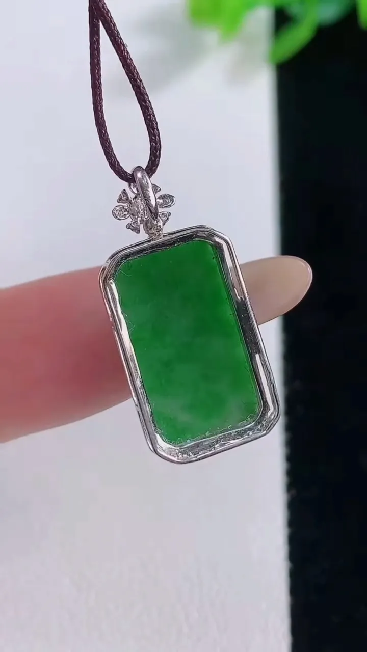 天然A货翡翠无事牌吊坠，尺寸23-10.8-4.7裸石15.4-8.6，重量:1.76g
12月1日