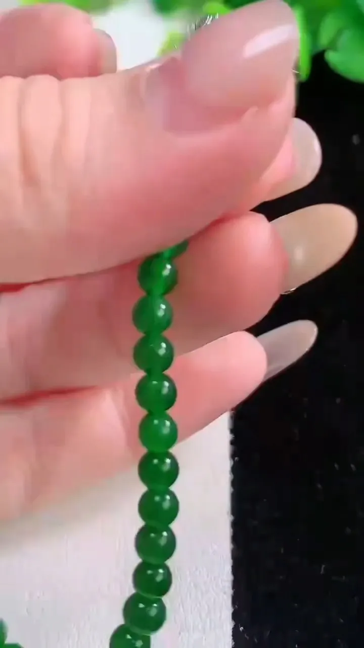 天然A货翡翠小米圆珠手串38颗，尺寸4，重量:7.07g12月1日
工厂直销收藏佳品,种好水足，色泽均匀，有种有色，上手高大气！