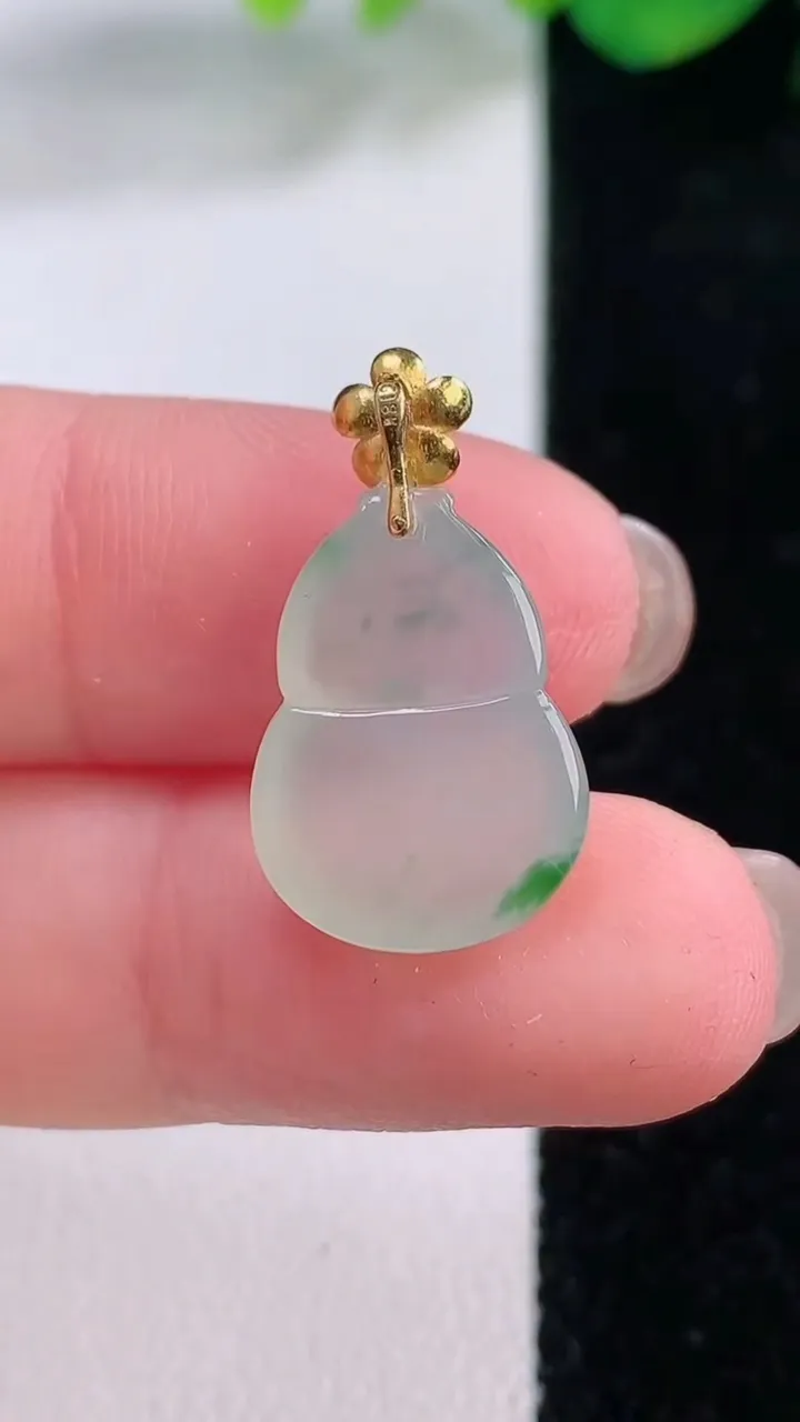 天然A货翡翠种飘花葫芦吊坠，尺寸17-12.7-4.7，重量:2.08g
12月1日