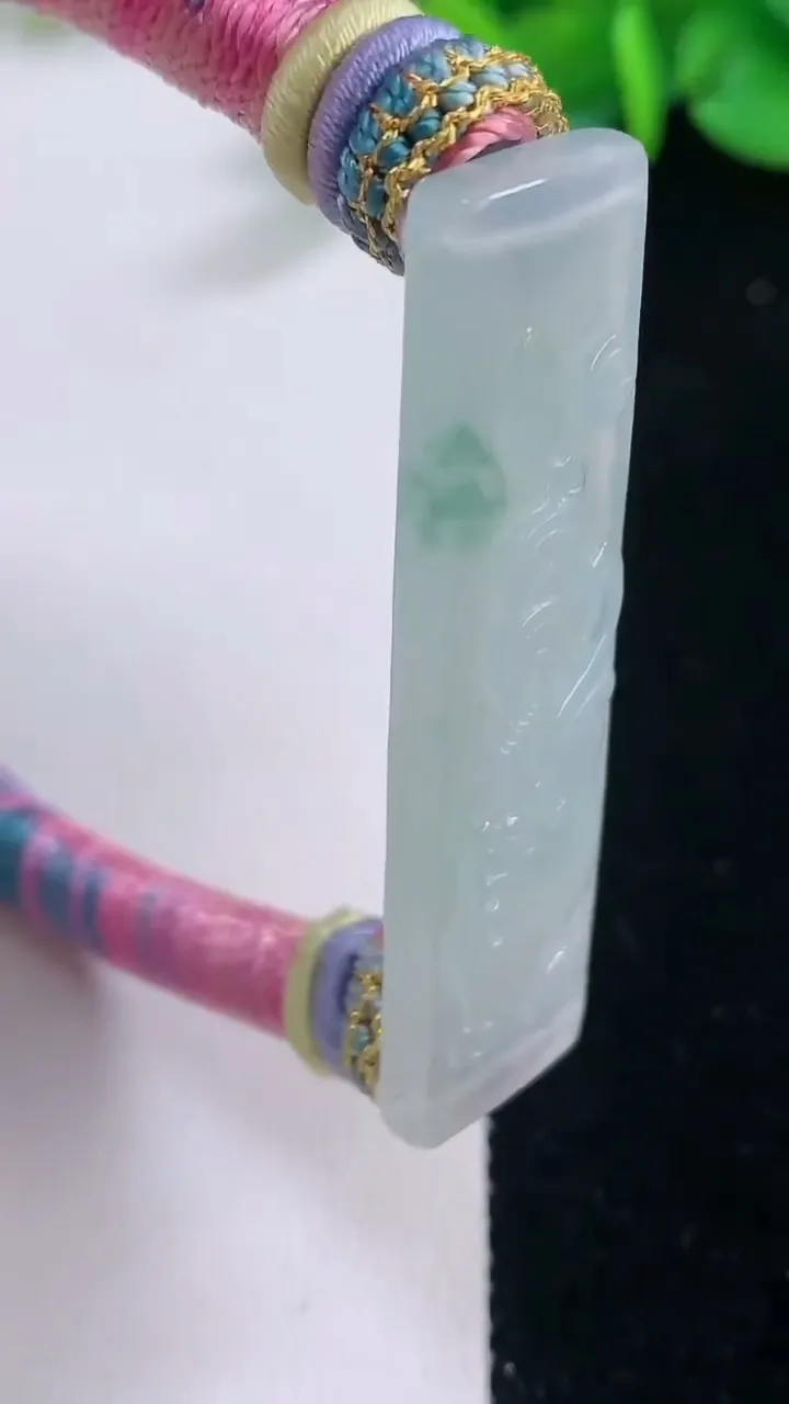 天然A货翡翠冰种飘花如意手牌 手绳，尺寸49.6-12.2-5.3，重量:21.55g
12月1日