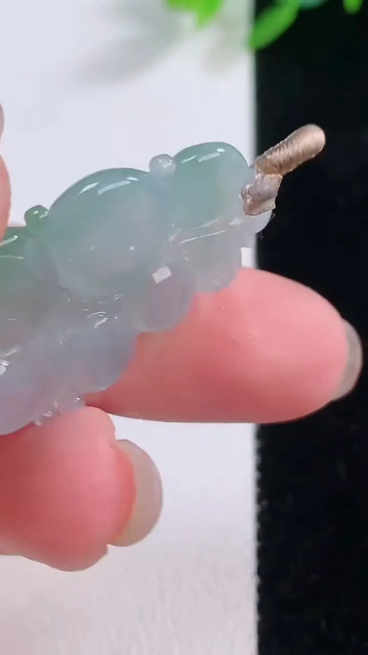 天然A货翡翠冰种飘花灵猴献瑞 生肖猴吊坠，尺寸31-17.4-4.9，重量:5.02g
12月1日