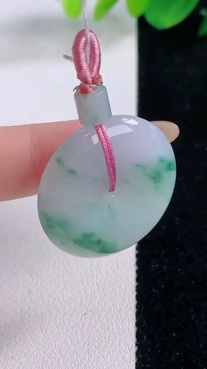 天然A货翡翠飘花平安扣吊坠，尺寸28.7-5.6，重量:10.22g
12月1日