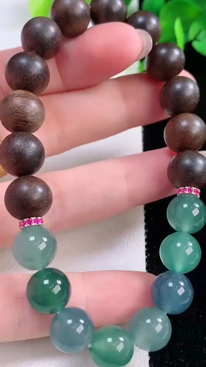 天然A货翡翠种双彩紫罗兰圆珠檀香手串8颗，尺寸9.6，重量:22.54g12月1日
工厂直销收藏佳品