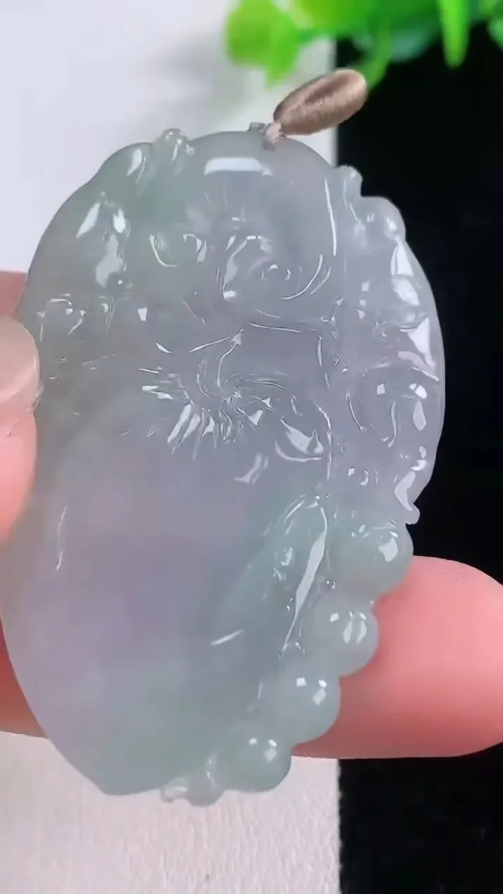 天然A货翡翠如意吊坠，尺寸47.8-31-5，重量:13.62g
12月1日