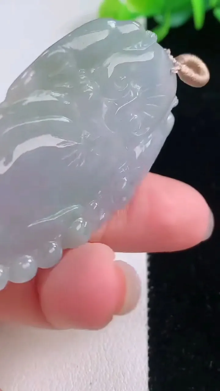 天然A货翡翠如意吊坠，尺寸47.8-31-5，重量:13.62g
12月1日