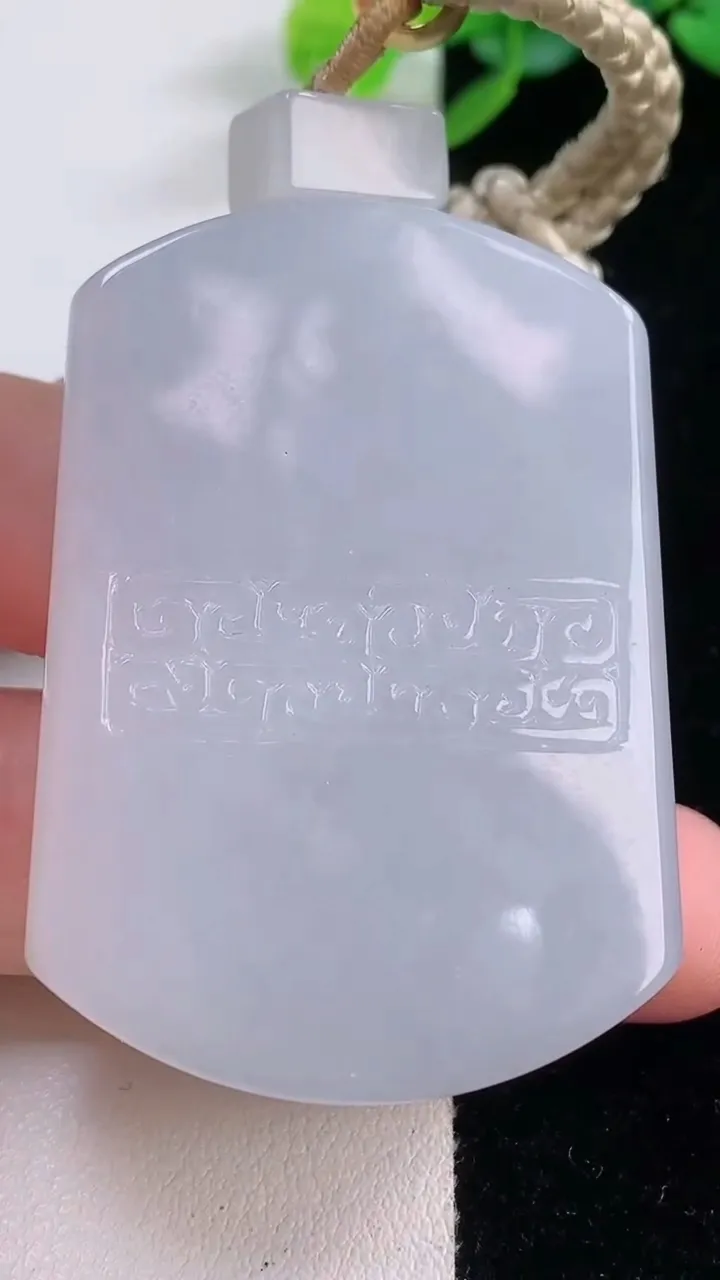 天然A货翡翠仿古无事牌吊坠，尺寸49.5-35.4-10.3，重量:60.47g
12月1日