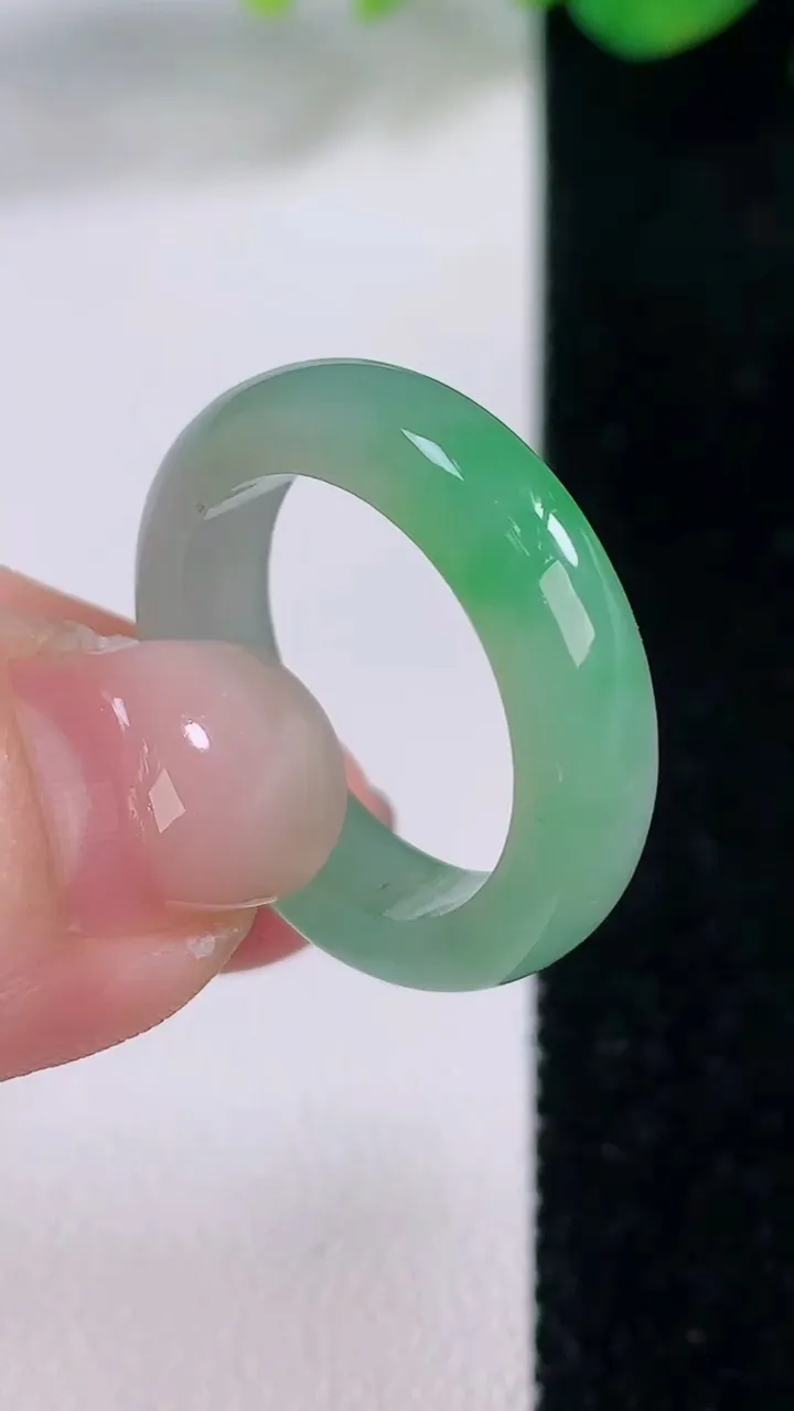 天然A货翡翠指环戒指，尺寸18.2-5.3-3，重量:4.08g2025年12月1日
工厂直销收藏佳