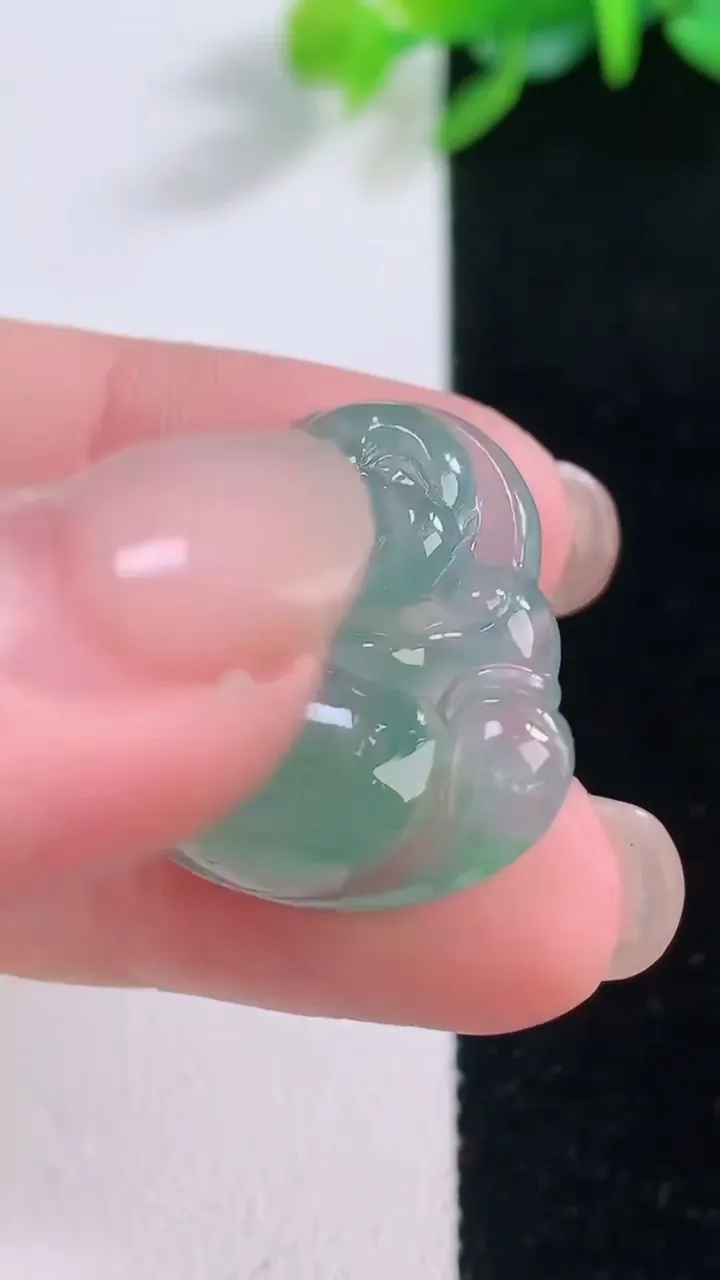 天然A货翡翠佛公吊坠，尺寸23.7-26.2-5.6，重量:5.02g
12月1日