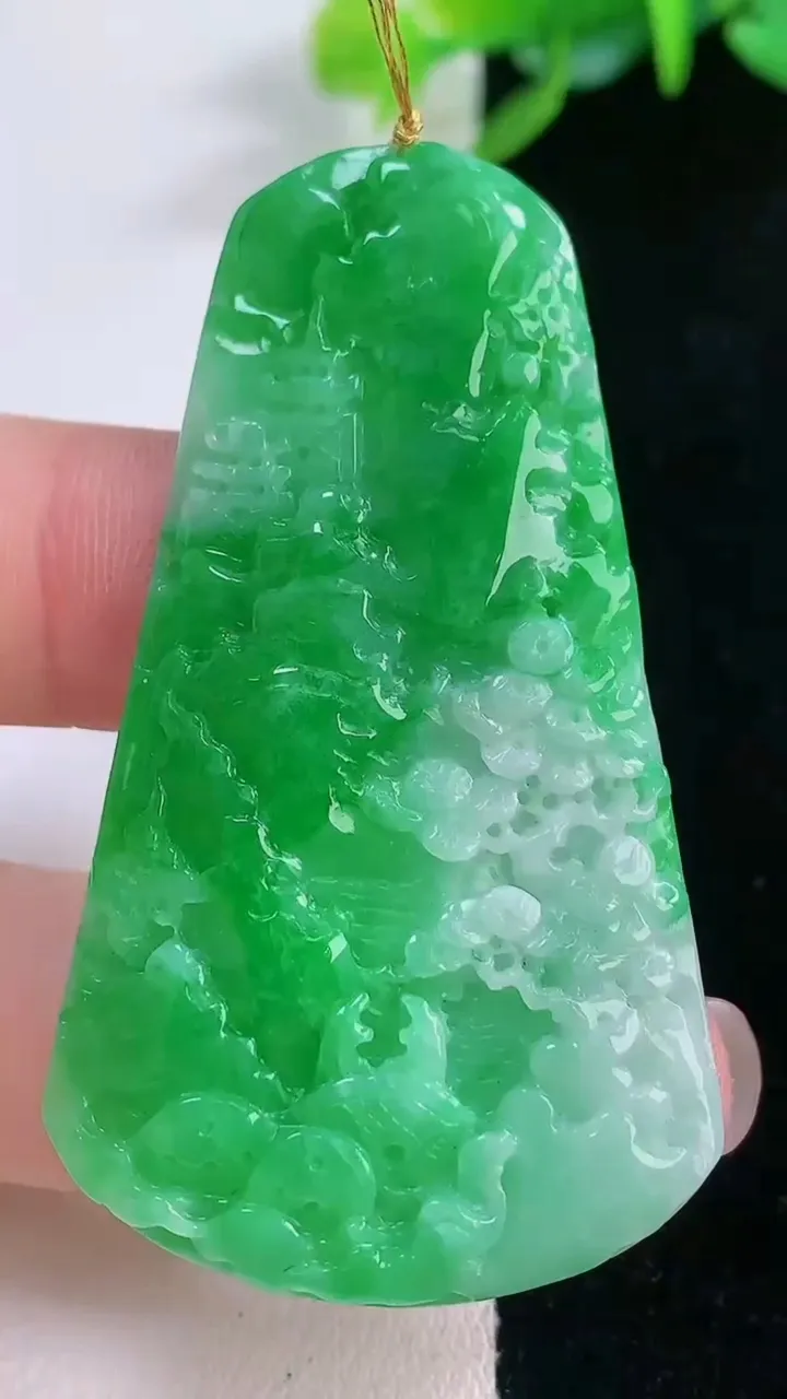 天然A货翡翠山水牌吊坠，尺寸54.6-31-4.7，重量:15.75g
12月1日