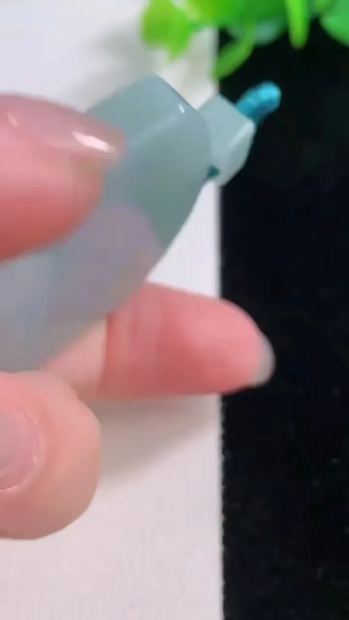 天然A货翡翠无事牌吊坠，尺寸52-38.5-5.5，重量:34.02g
12月1日