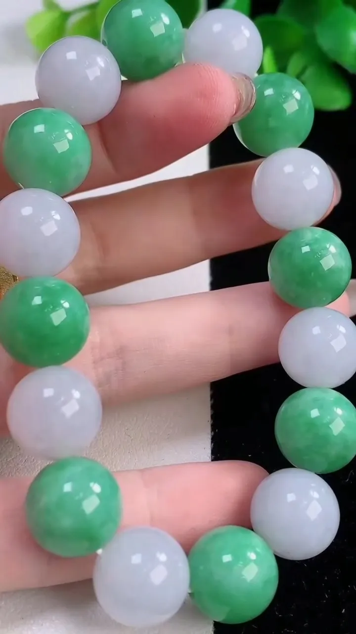 天然A货翡翠圆珠手串16颗，尺寸12.8，重量:58.63g12月1日
工厂直销收藏佳品,种好水足，色泽均匀，有种有色，上手高大气！
