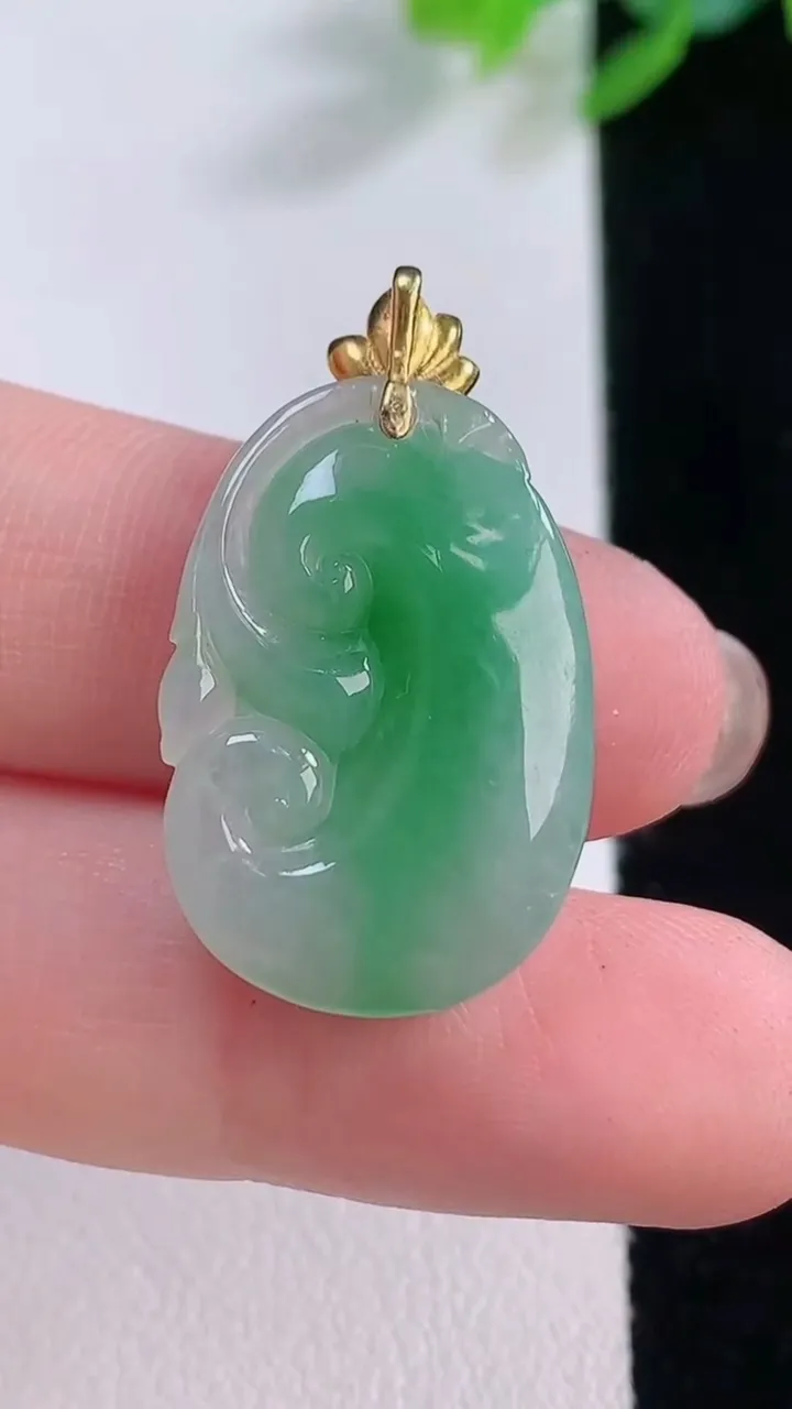 天然A货翡翠如意吊坠，尺寸23-16.4-6，重量:4.60g
12月1日