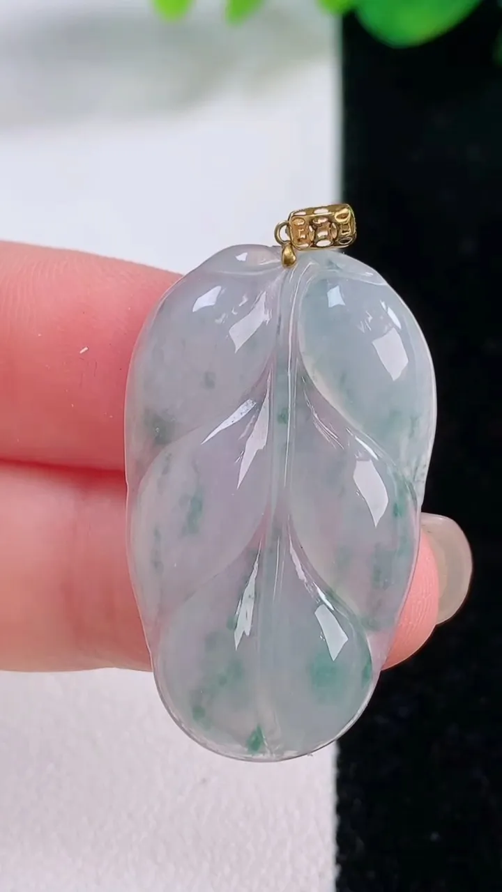 天然A货翡翠种飘花金枝玉叶 叶子吊坠，尺寸33-20-3.7，重量:4.64g
12月1日